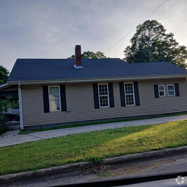 Building Photo - 937 Toms St