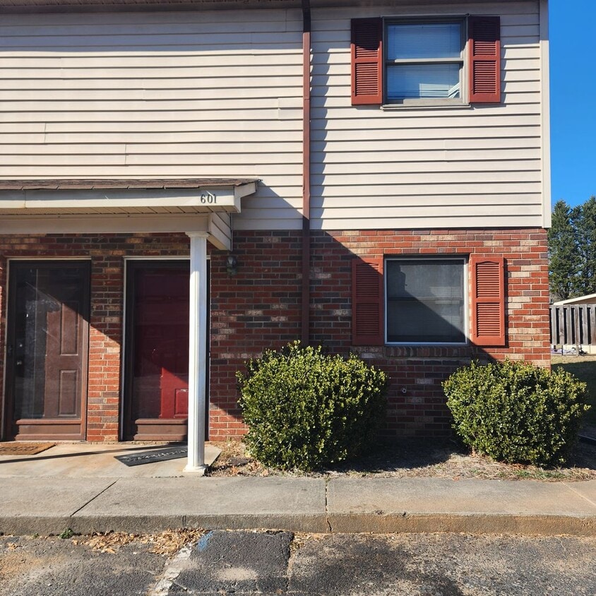 Primary Photo - End Unit Townhome in Between Kernersville ...