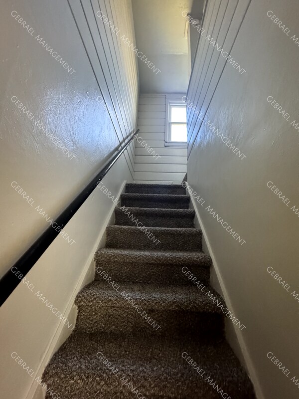 Building Photo - 620 W Ridgeway Ave