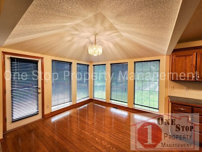 Foto del edificio - 3 Bedroom, 2 Full Bathrooms and oversized ...