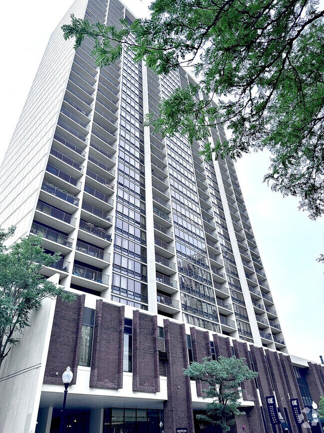 Building Photo - 1636 N Wells St