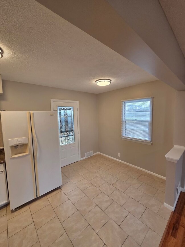 Foto del edificio - 3 bed, 2 bath, 1 car garage with finished basement, fenced back, newly remodeled