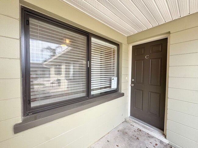 Building Photo - Apartment - Right off Cypress Gardens Blvd!