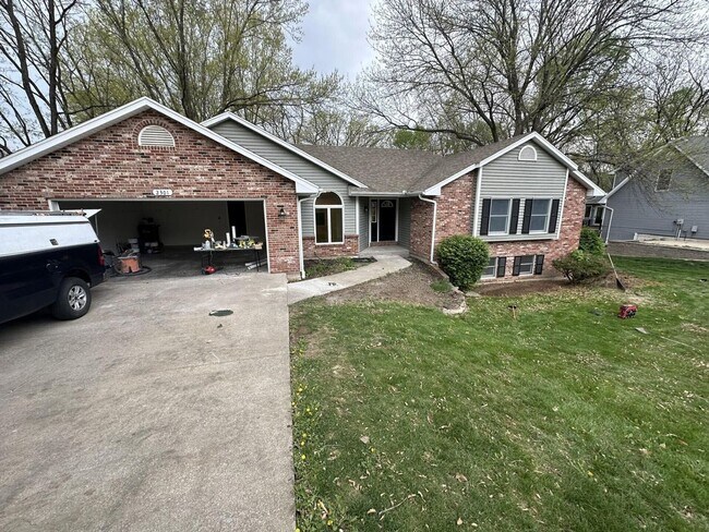Foto del edificio - 5 Bed 4 Bath Home fenced yard