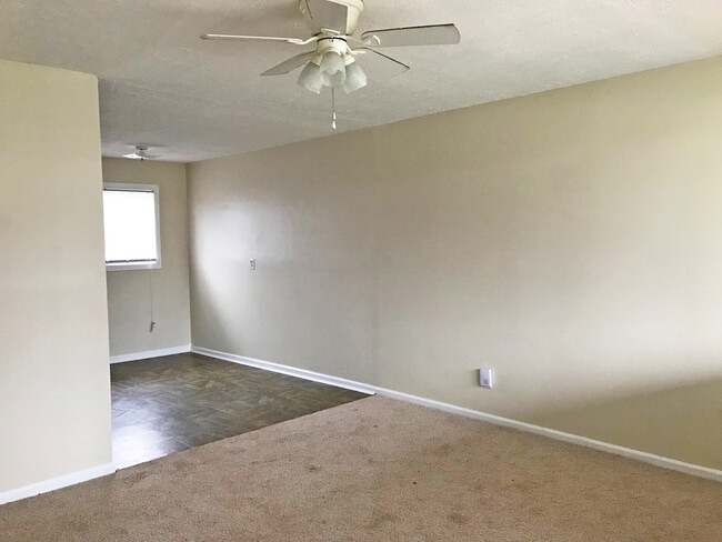 Building Photo - Nice 3 BR Home! Off-Street Parking, W/D Hookups, Fenced Yard, Utility Room, Pets Ok!