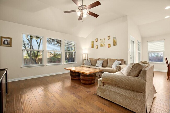 Foto del edificio - 2312 Maxwell Dr