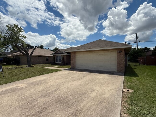 Building Photo - SECTION 8/HUD ACCEPTED - AVAILABLE NOW!