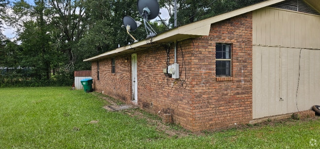 Building Photo - 135 Cedar St