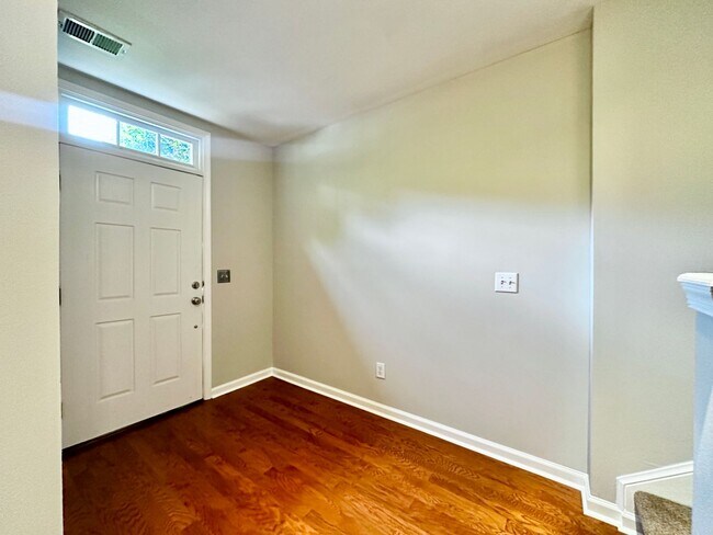 Foto del edificio - 3 story 3/BR 2.5 BA in the heart of Cool Springs and minutes from the Factory in Franklin!