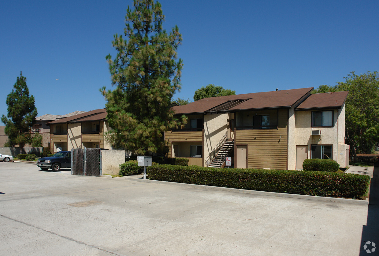 Primary Photo - Broadway Villas