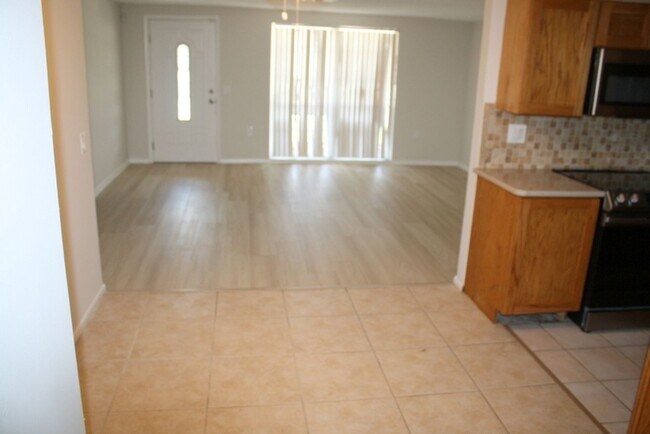 Building Photo - Beautifully updated 2 bedroom 2 bath