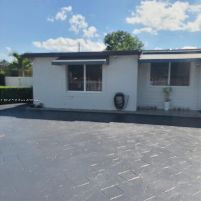 Foto del edificio - 3740 NW 165th St