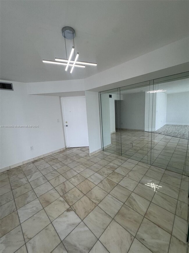 Foto del edificio - 15645 Collins Ave