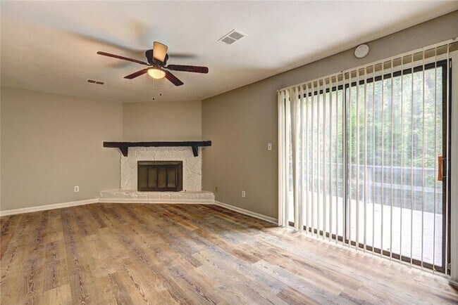 Foto del edificio - 129 Lester Rd NW