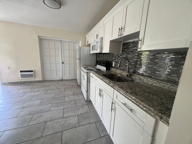 Beautifully updated Two Bedroom PLUS Den/O... - Beautifully updated Two Bedroom PLUS Den/O... Apartment