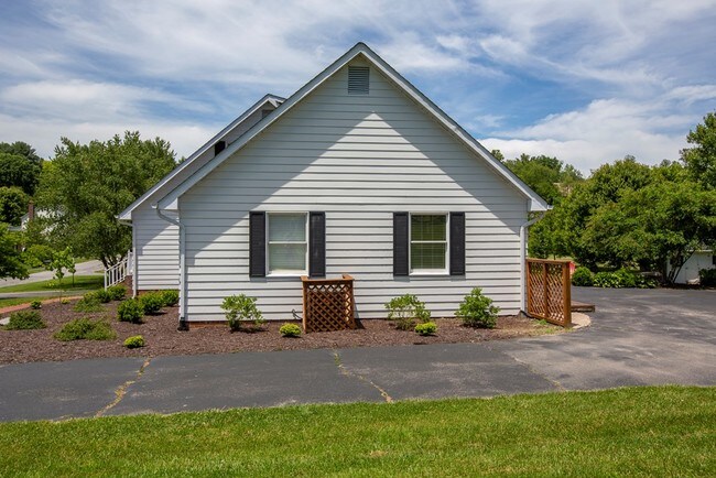 Foto del edificio - 84 Fairway Dr