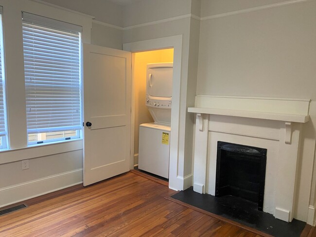 Foto del edificio - Two Bedroom Apartment On Tattnall Square Park