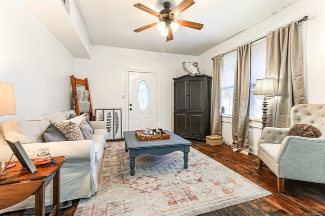 Den - 6735 Catina St