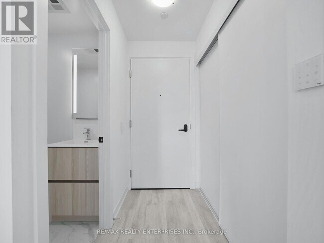 Building Photo - 215-215 Lakeshore Rd W