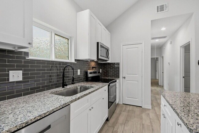 Foto del edificio - Welcome home to 16902 Balmoral!