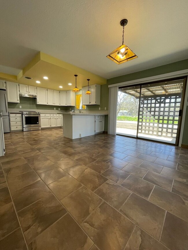 Building Photo - Looking for a home w/ property??