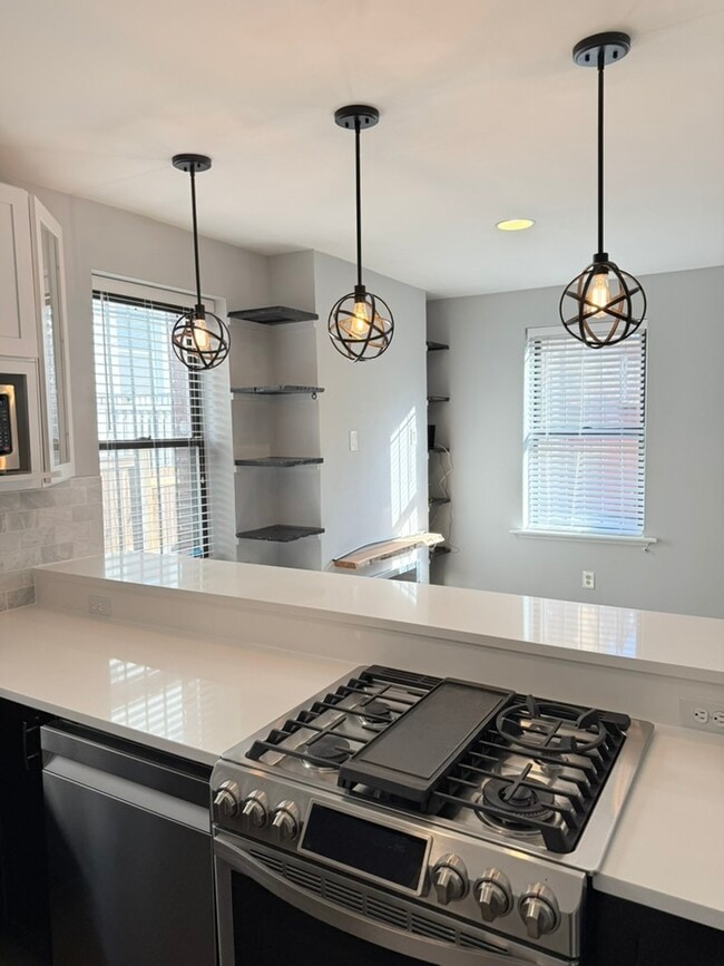 Building Photo - 661 Morris Pl NE