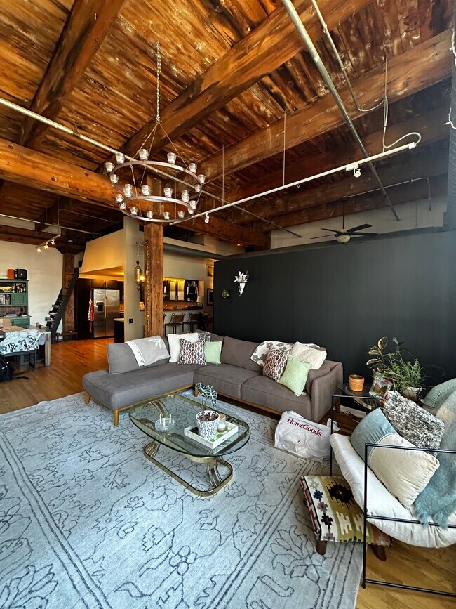 Foto del edificio - 312 N May St