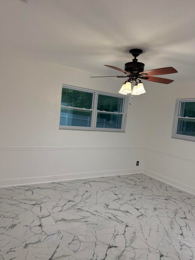 Building Photo - 415 SW 8th St