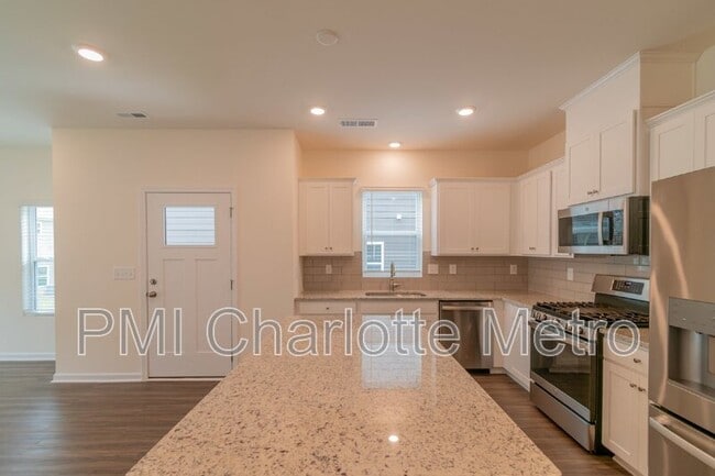 Building Photo - 7139 Bentz St