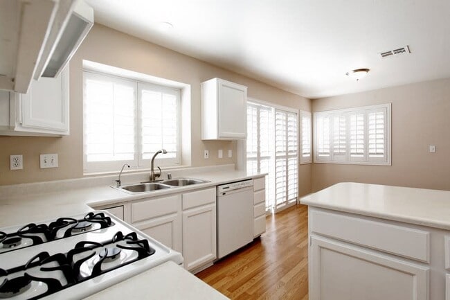 Building Photo - 7449 Sunspot Dr