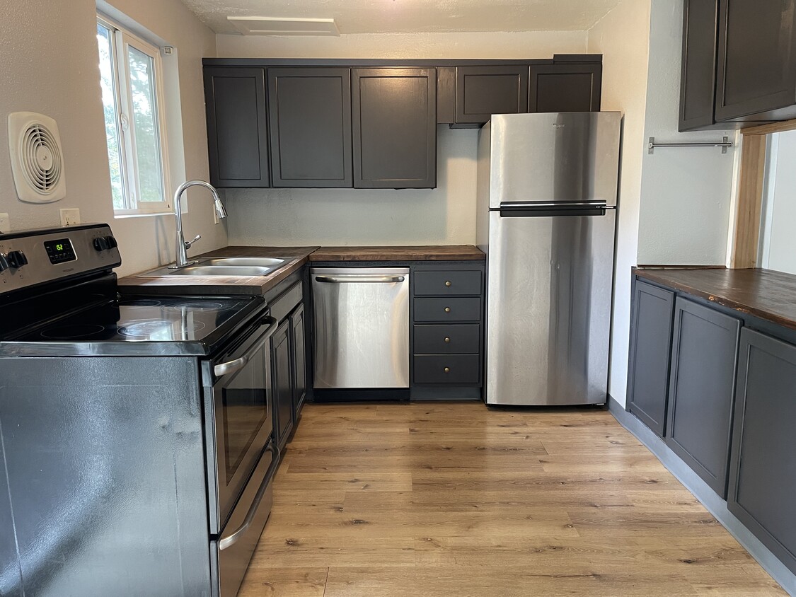 Kitchen - 4355 Riverview Ave
