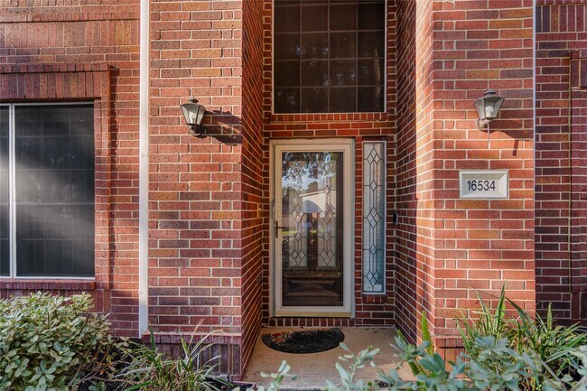Foto del edificio - 16534 Lacey Ln