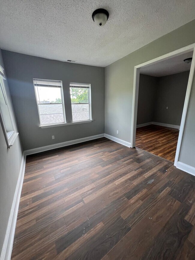 Foto del edificio - 3 Bedroom Duplex - Newly Renovated - Downt...