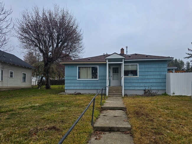 Building Photo - 635 S Cedar St