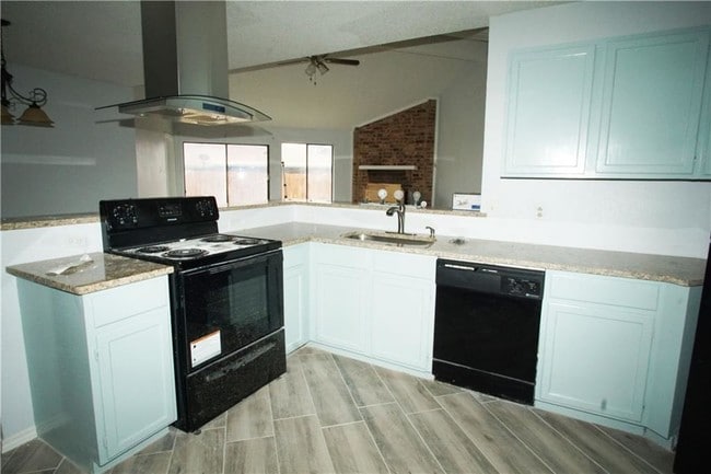 Building Photo - 2525 Seven Hills Dr