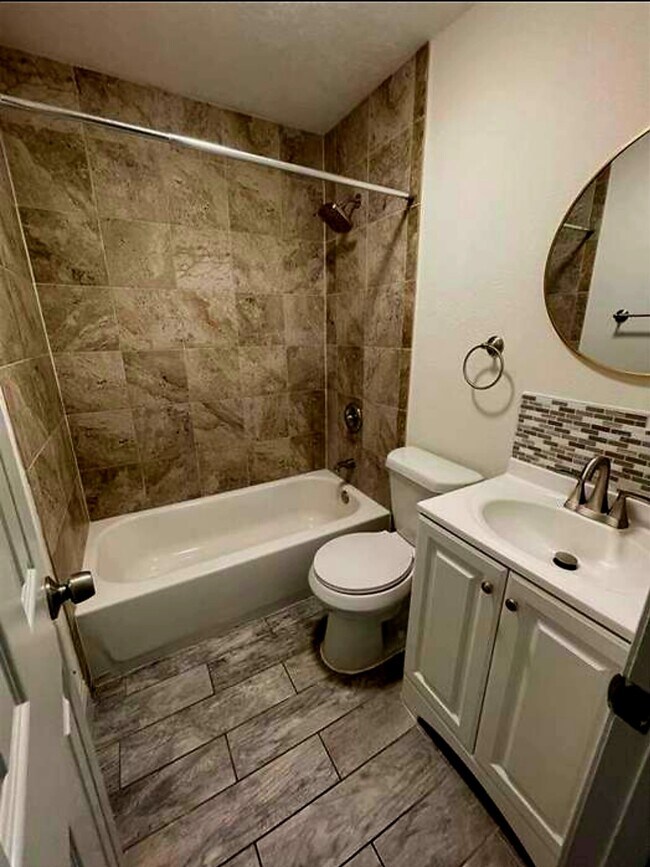 Baño - 1911 E Poinsettia Ave