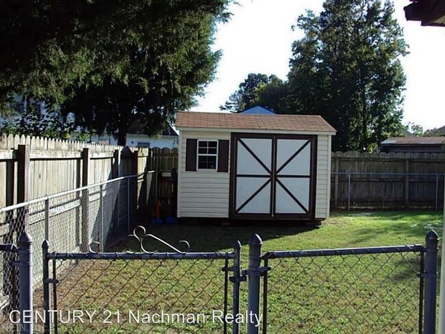 Building Photo - 3 br, 1.5 bath House - 100 Saunders Road
