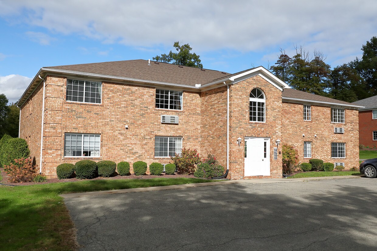 Parte trasera del edificio - 377 Ashberry Ln