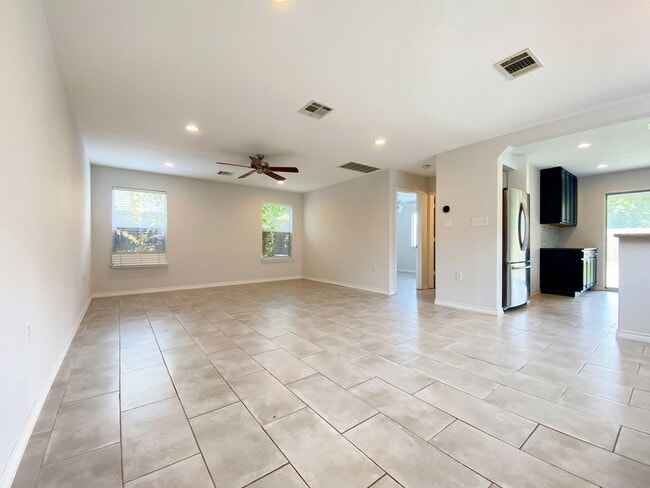 Foto del edificio - Spacious 4 Bed 3 Bath Rental with Modern Touches in Austin