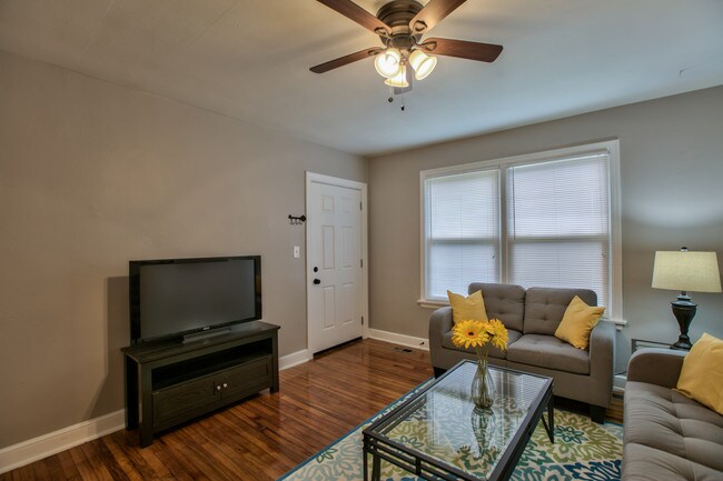 Foto del edificio - 910 Hillcrest Apartments