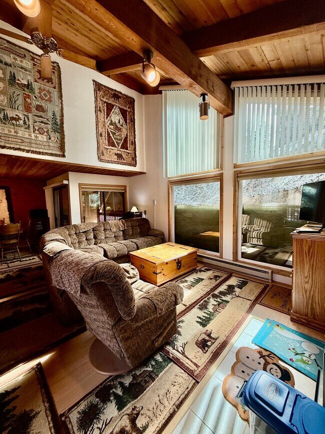 Foto del edificio - Fully Furnished 2BD/2BA Mountain Townhome | Cozy Pellet Stove | Parking Included