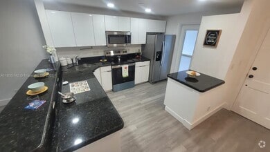 Building Photo - 1100 Pine Dr