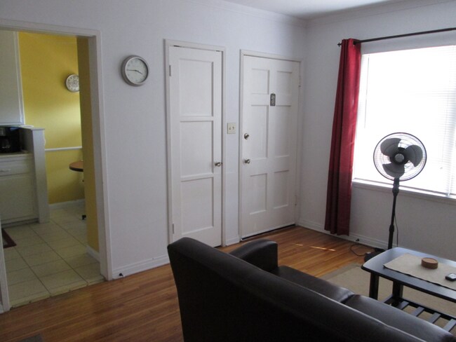 Foto del edificio - 1569 W 27th St