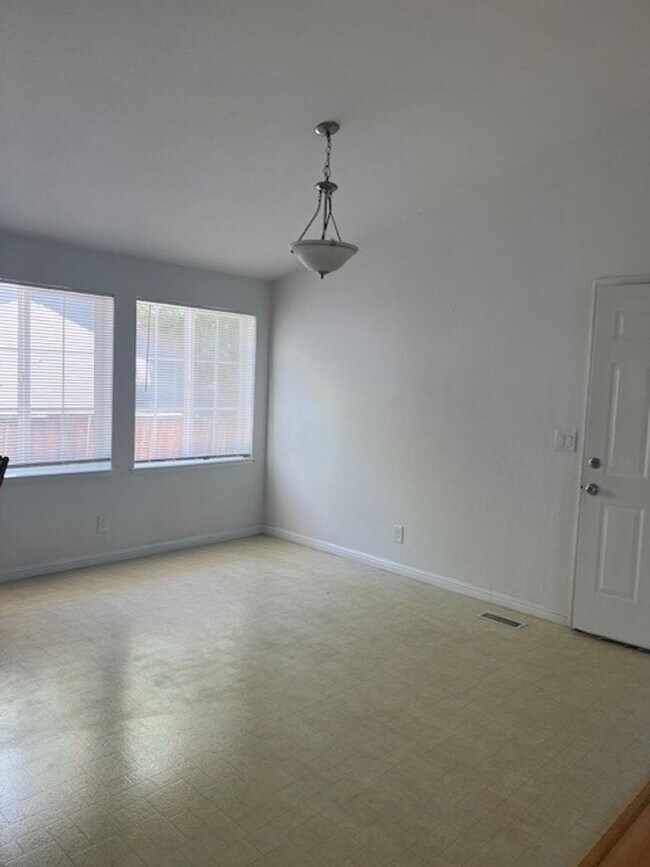 Foto del edificio - Willow Glen,  3 Bedrooms 2 Baths, Large si...