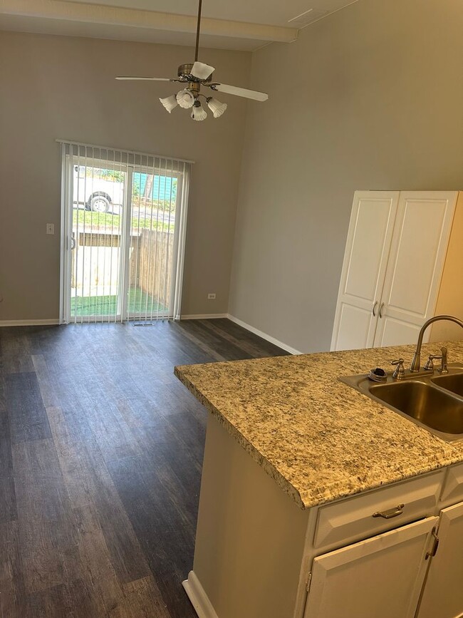 Building Photo - Spacious 3 Bedroom 2 Bath Lakewood Home