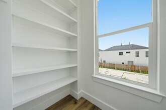 Building Photo - 8910 Knoll Leaf Dr