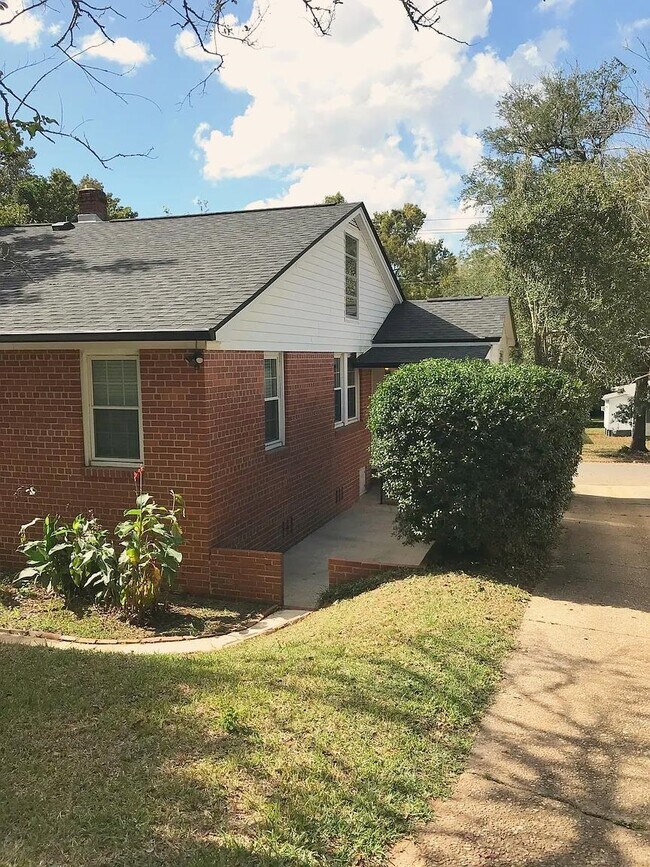 Building Photo - 611 Gunter St