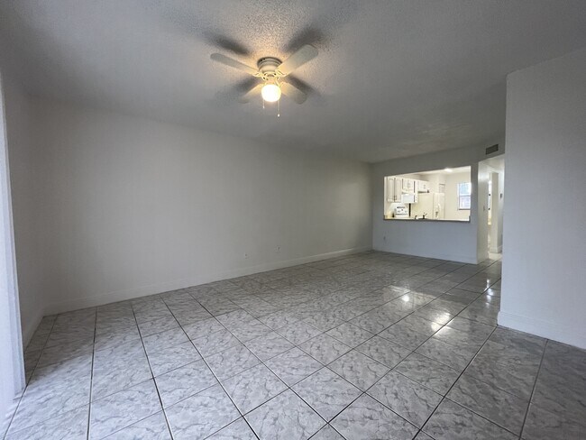 Foto del edificio - 842 NE 209th St