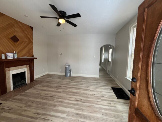 Foto del edificio - 2 bedroom, plus bonus room!