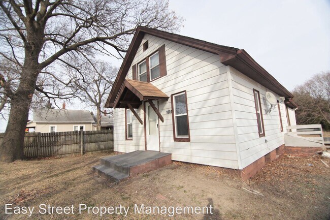 Building Photo - 3 br, 1 bath House - 1004 13th St.